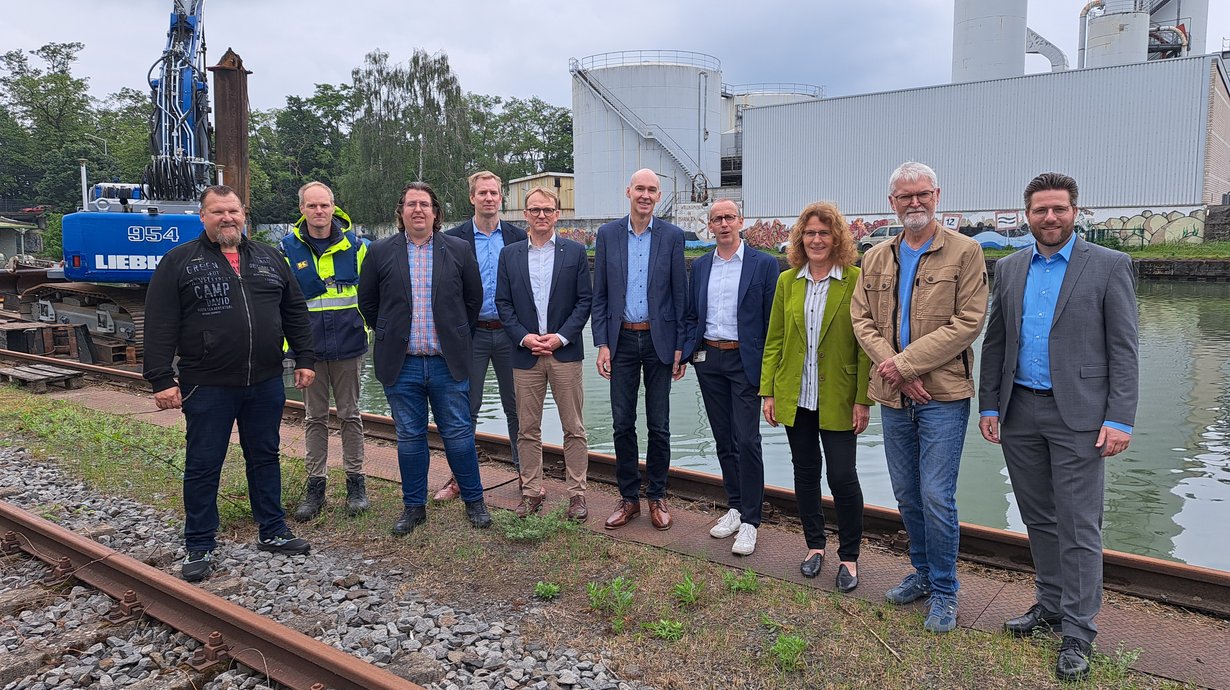 Vertreter der Stadtwerke und der Hafenanrainer GMH Recycling, Kämmerer, Q1 und Bergschneider geben den Startschuss zur Hafenbeckenvertiefung. 