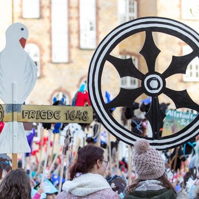 Steckenpferdreiter der Osnabrücker Grundschulen reiten am 25.10.2019 durch die Innenstadt bis zum Rathaus.
