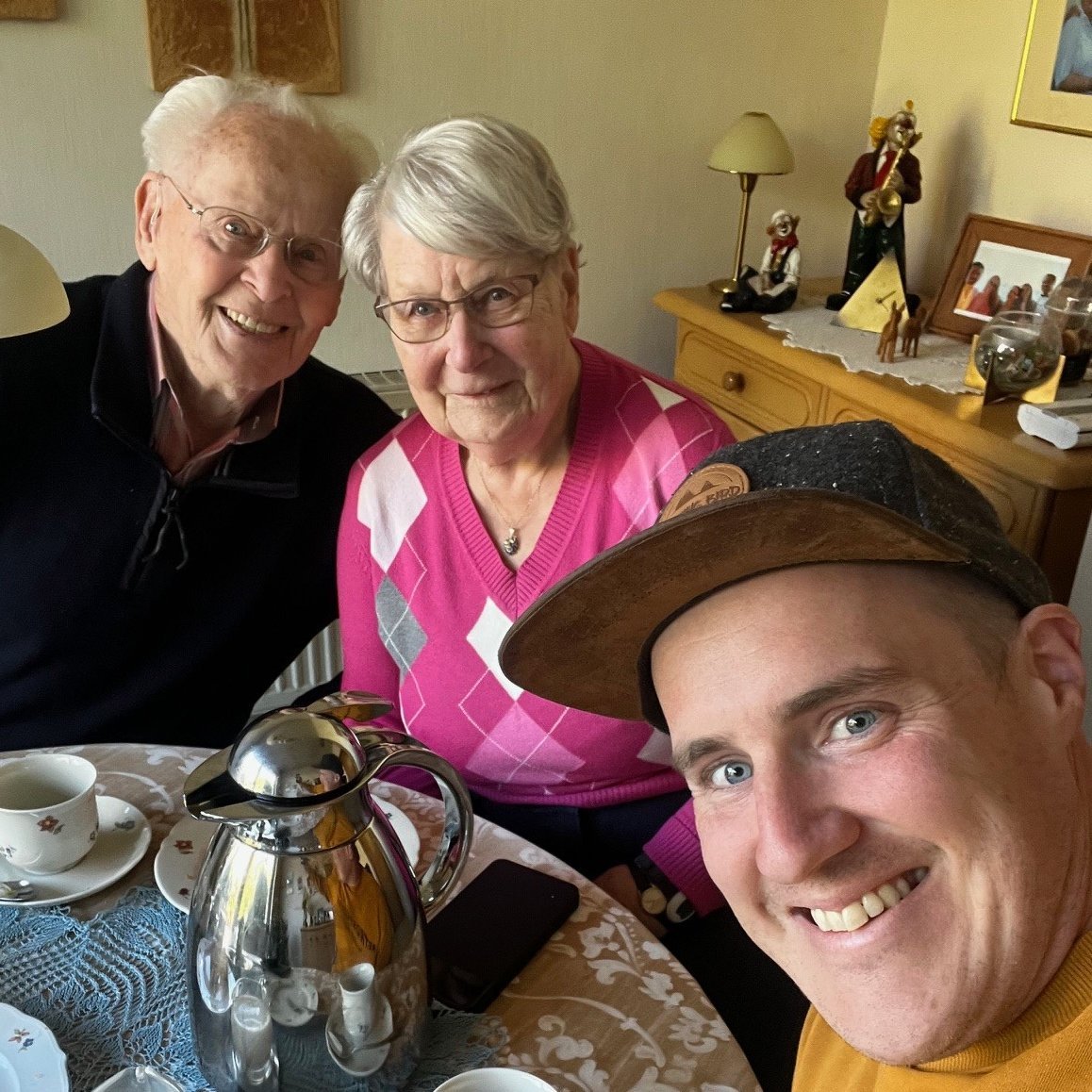 Helmut und Helga Mittendorf mit Quartiersmanager Tom Herter