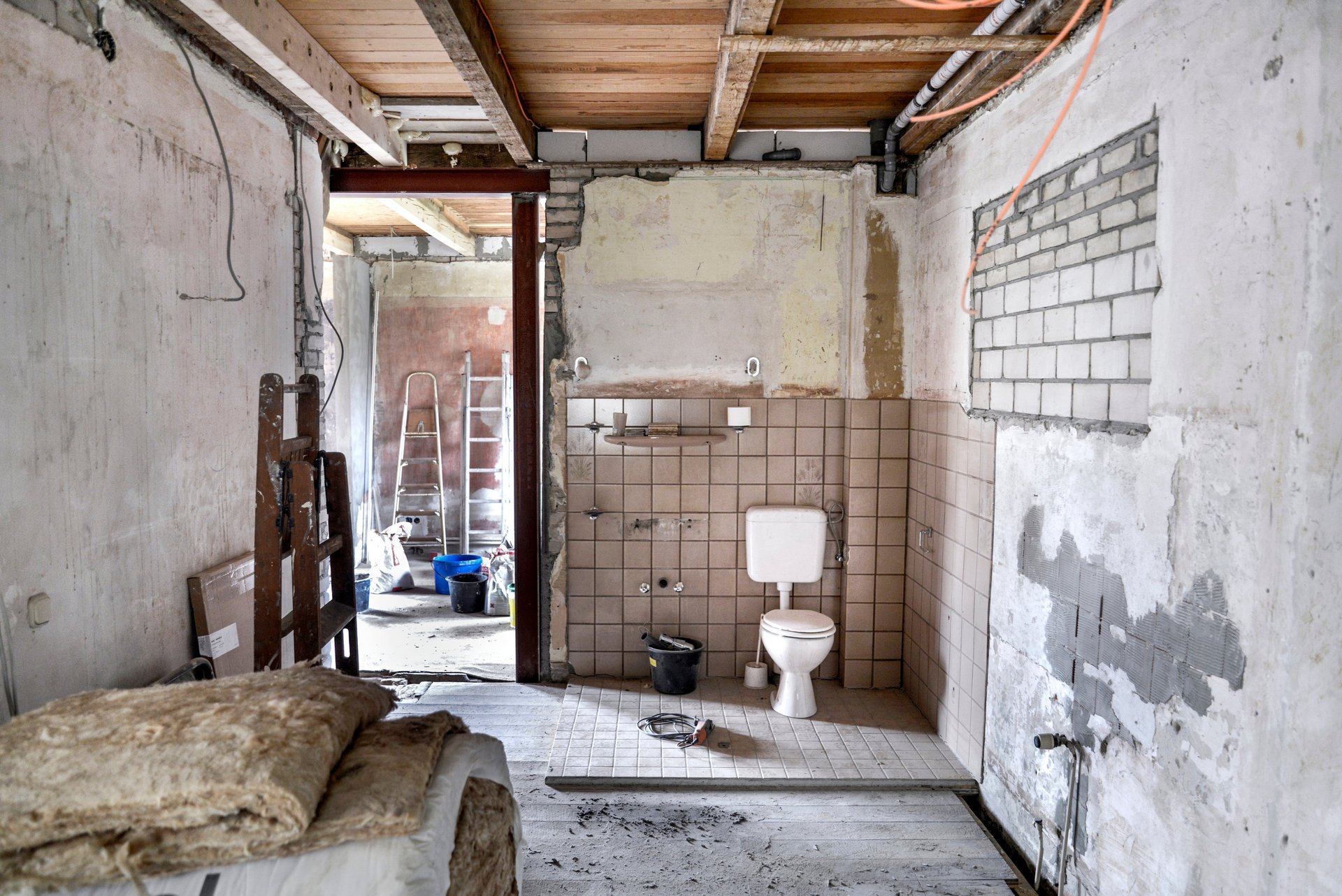 Toilette in einem verfallenen Gebäude, Foto: beugdesign – stock.adobe.com