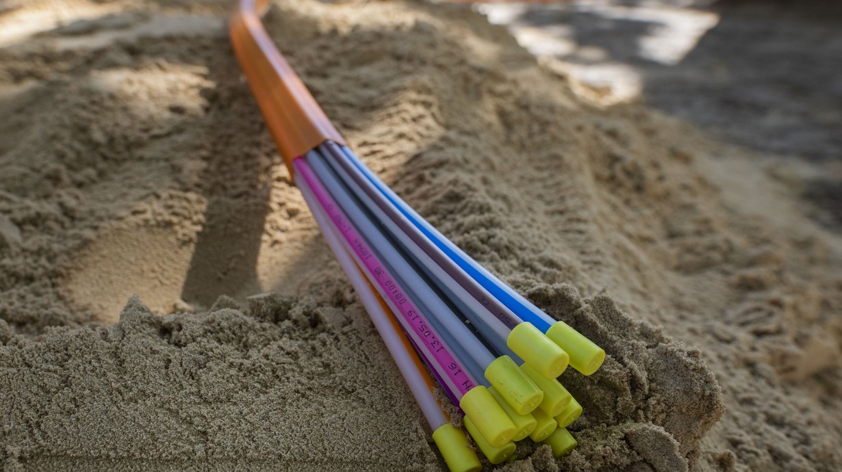 Glasfaserkabel auf einem Sandhaufen