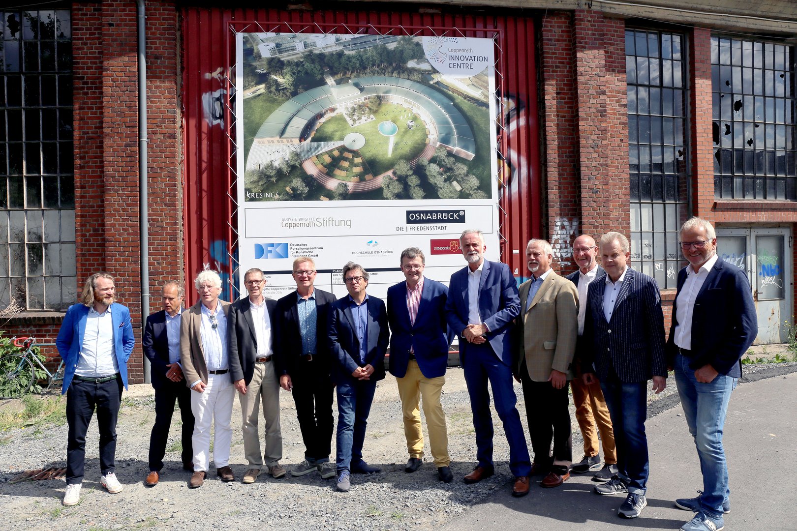 Vertreter von Stadt Osnabrück, der Aloys & Brigitte Coppenrath-Stiftung, von Universität und Hochschule Osnabrück stellen die Pläne für das "Coppenrath Innovation Centre" am alten Ringlokschuppen vor.