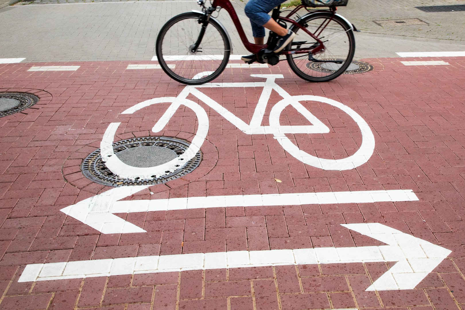 Das Fahrradpiktogramm auf dem Boden kennzeichnet die neue Fahrradstraße im Stadtteil Wüste.